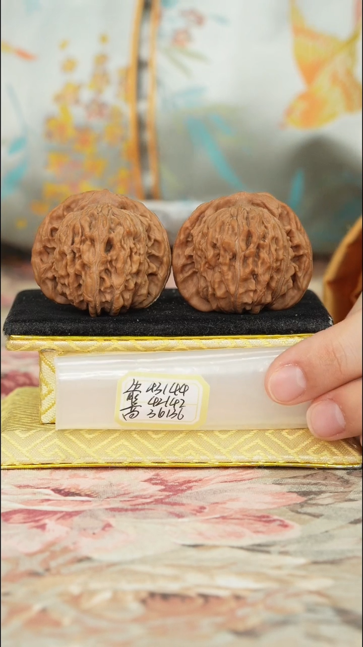 【闪购商品】文玩核桃把件一代楼