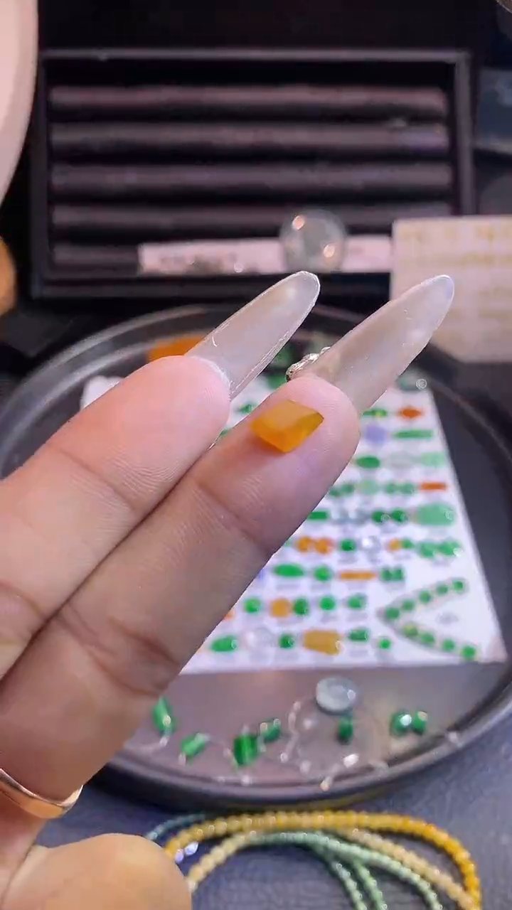 翡翠挂件未镶嵌切割