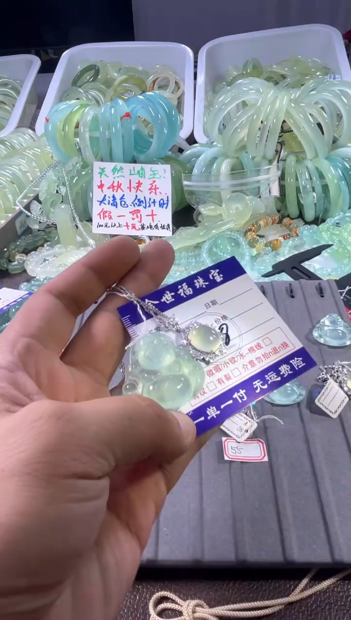 未镶嵌蛇纹石玉颈饰1