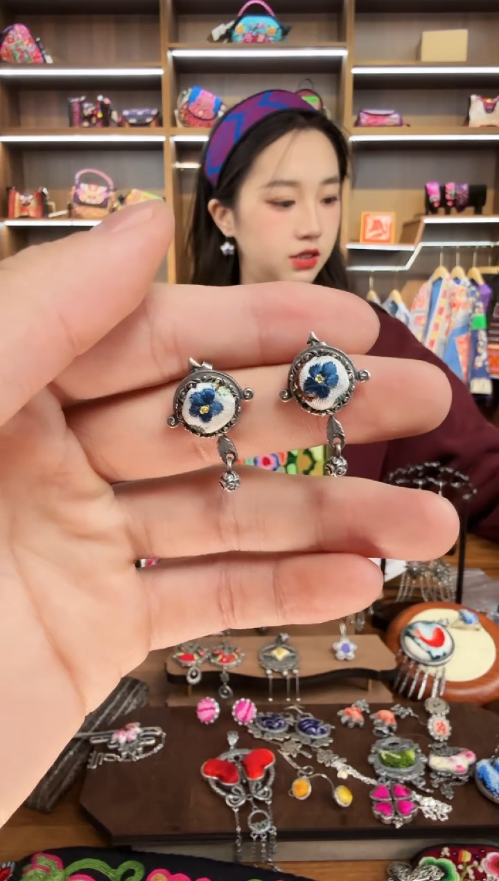 【闪购商品】织绣217蒙阿苏苗绣传承