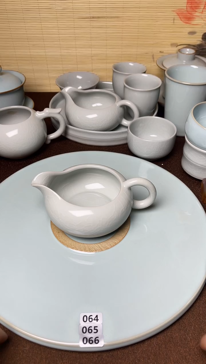 一品一价-微瑕云雾月白釉西施公道杯