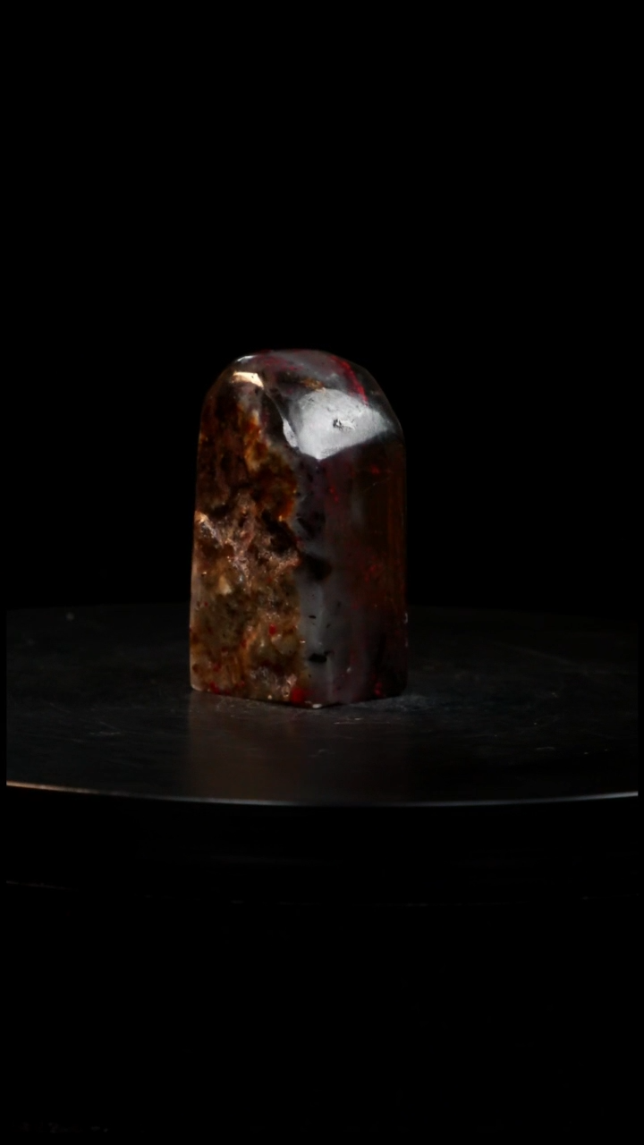 昌化石水墨鸡血石