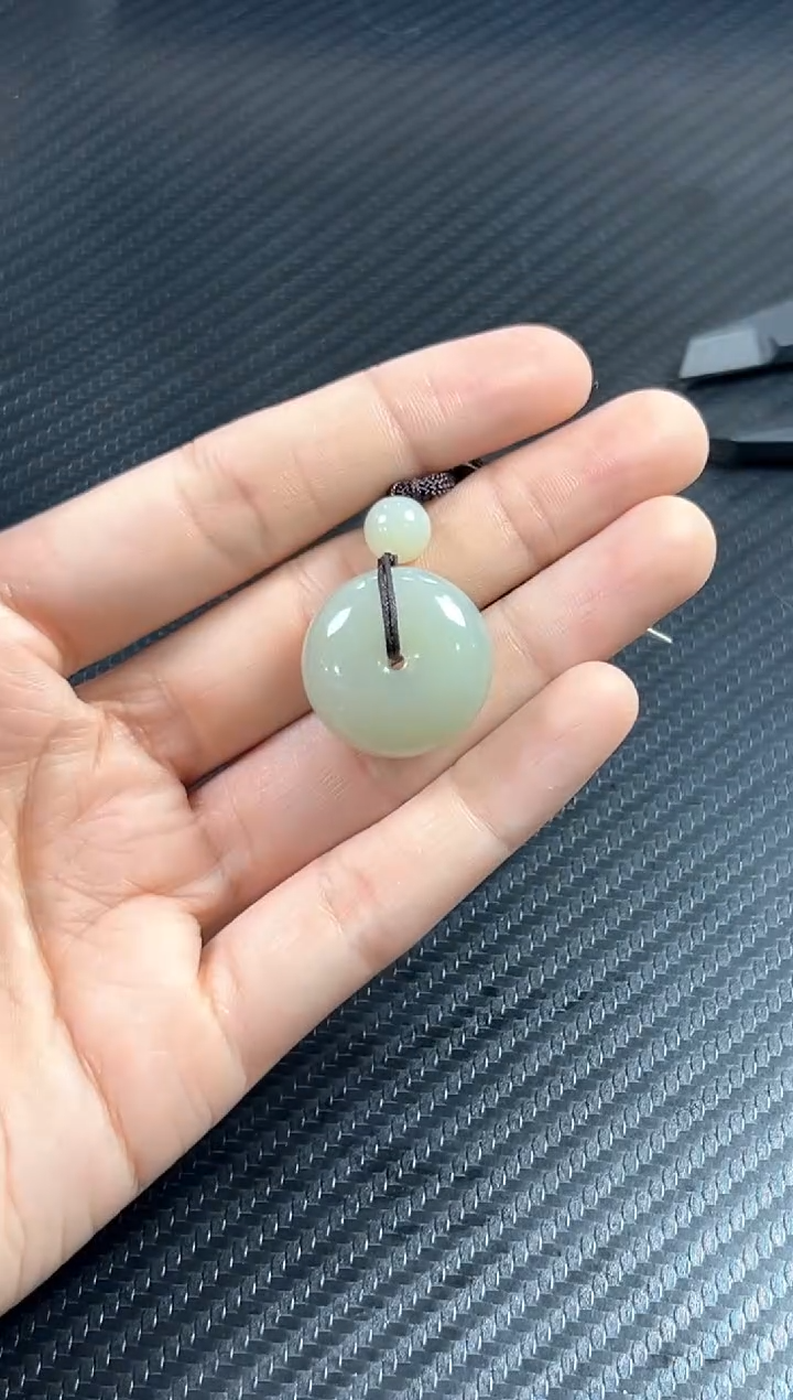 吊坠(赠链)未镶嵌和田玉且末微色差近矿