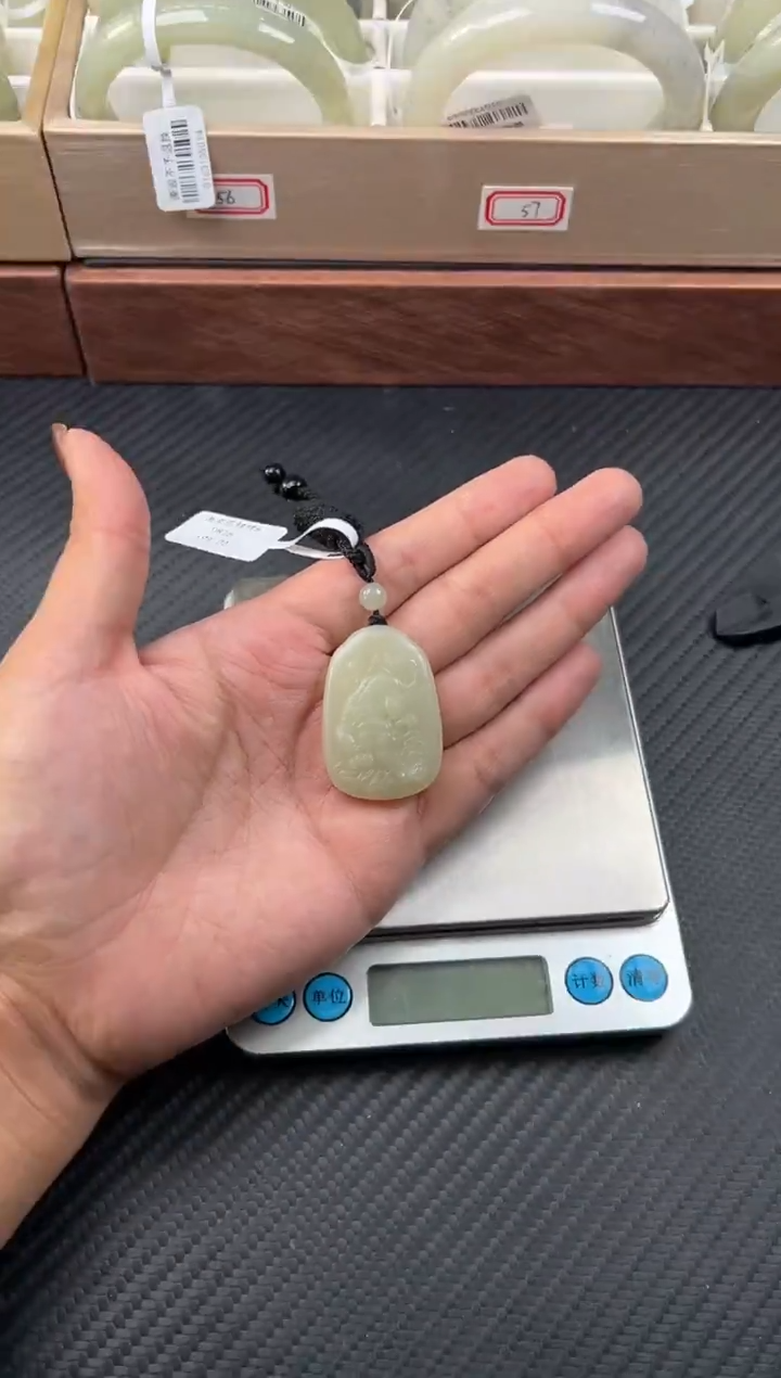 吊坠(赠链)未镶嵌和田玉且末迪克兰二细微色差吊坠mJS