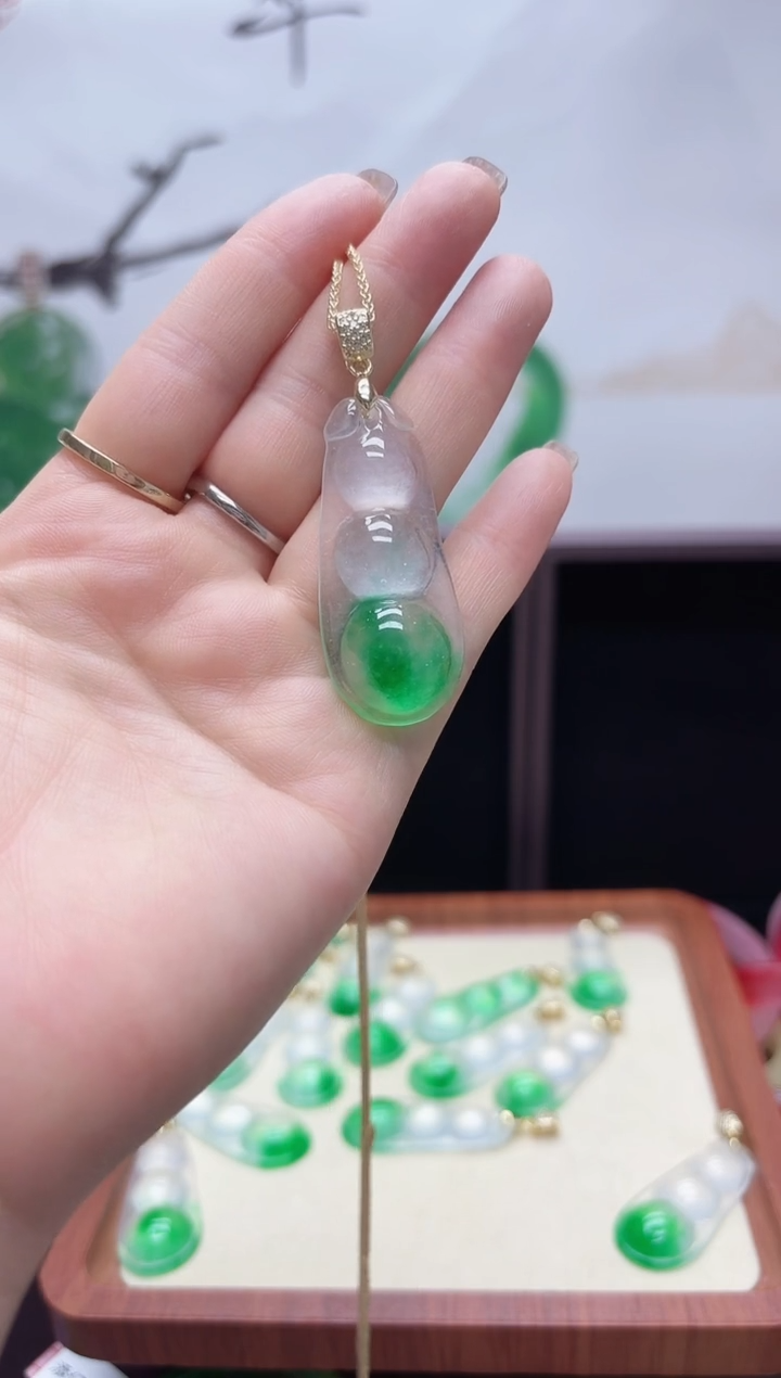 高货冰种飘绿四季豆吊坠