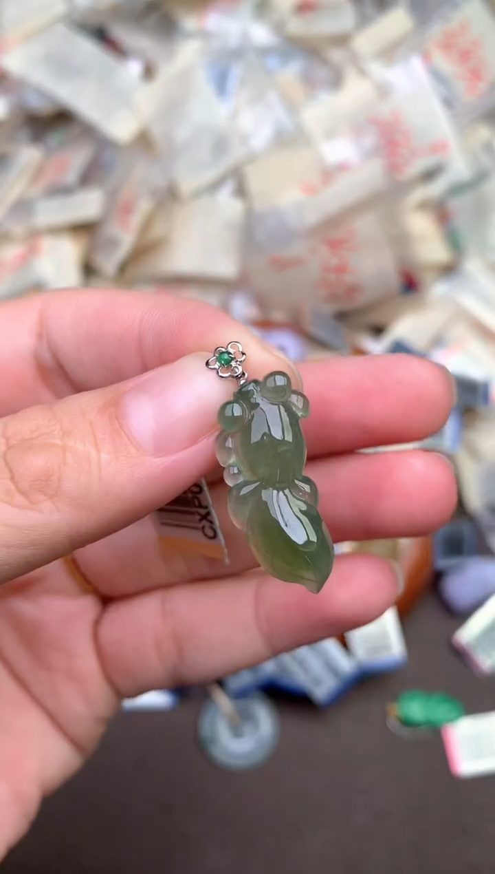 18K金镶嵌挂件翡翠— 