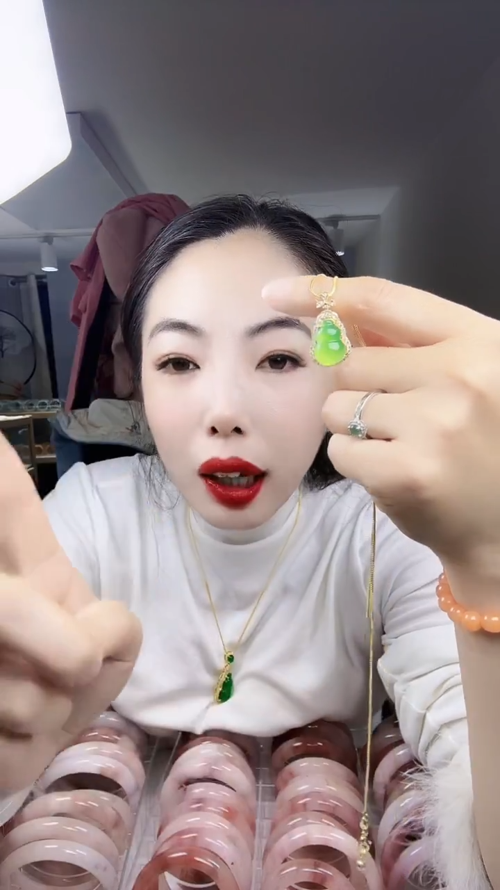 未镶嵌颈饰玛瑙/玉髓小葫芦 淡绿色