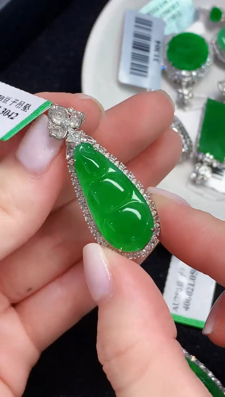 吊坠(不含链)18K金镶嵌翡翠多样性发其一