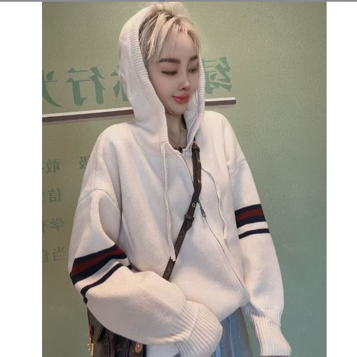 百搭款燕麦色双袖彩条连帽毛衣