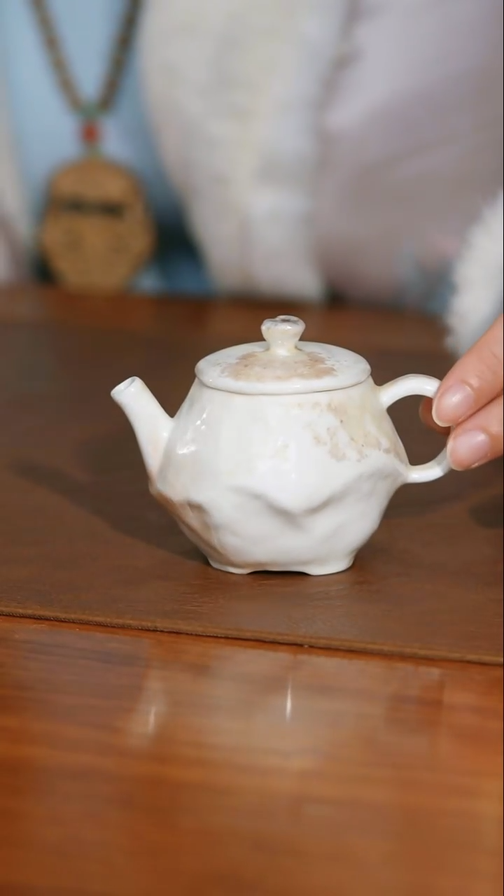 LXFSKCS“钻石”手捏壶（瓷）