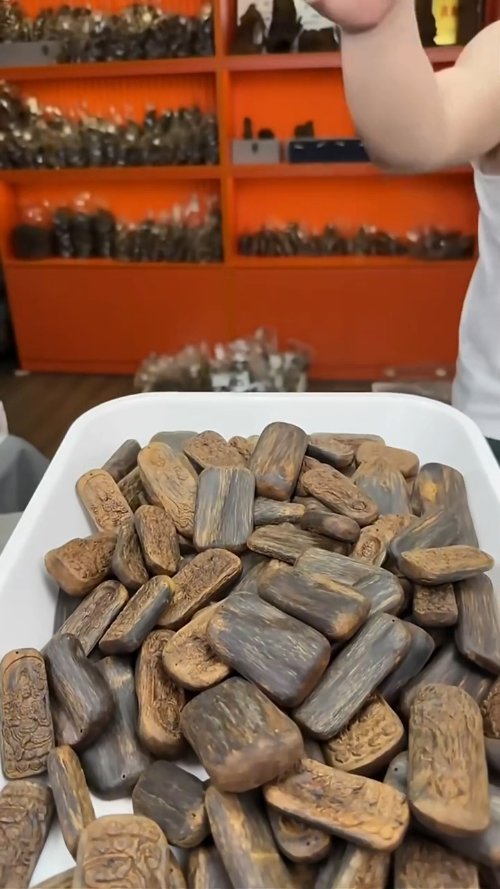 沉香吊坠54号沉水牌子发三个多样性发一