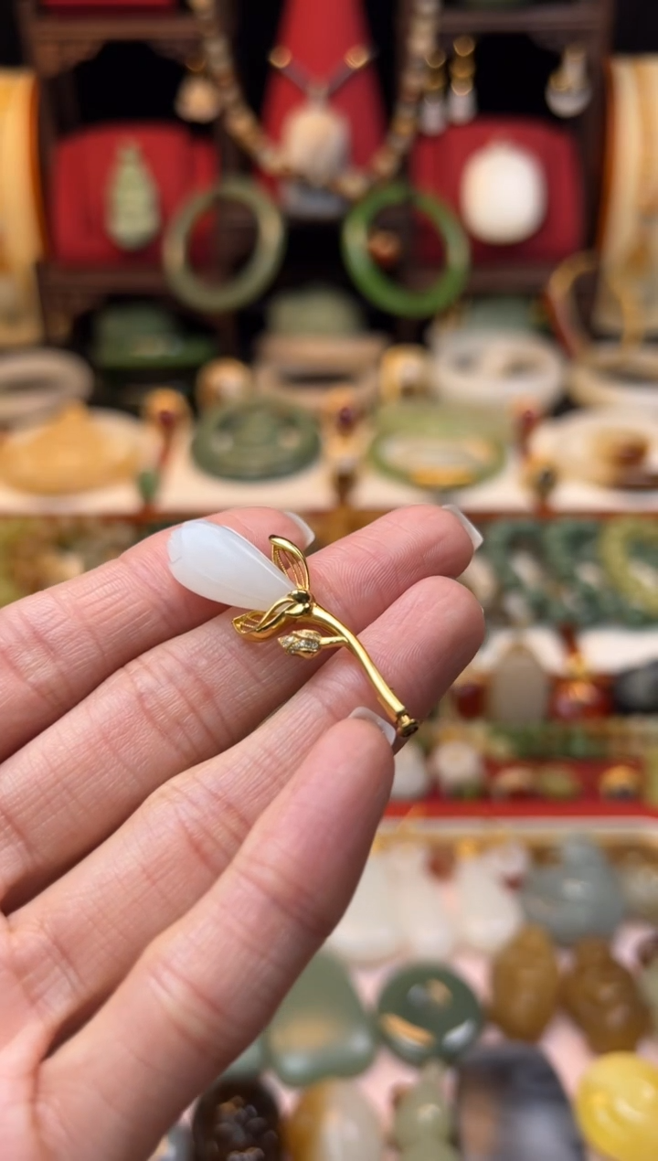 【闪购商品】和田玉胸针18K金镶嵌放漏