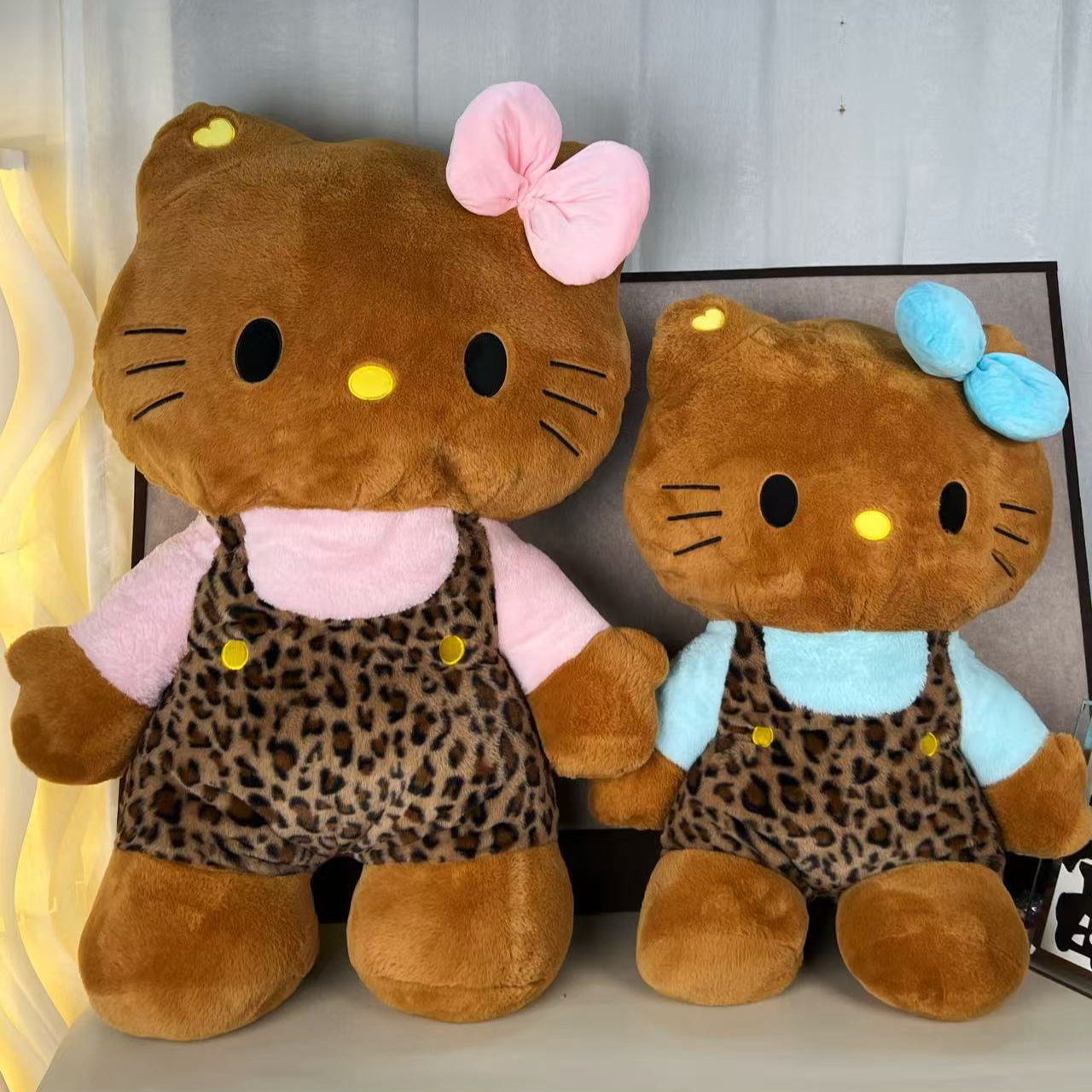 60cm可爱卡通黑皮KT猫毛绒抱枕创意生日礼物送女生（苹果）