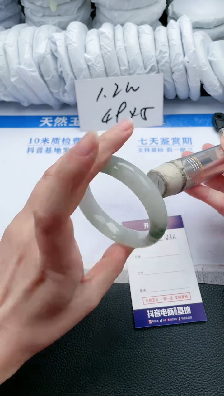 【闪购商品】石英质玉手镯未镶嵌L636