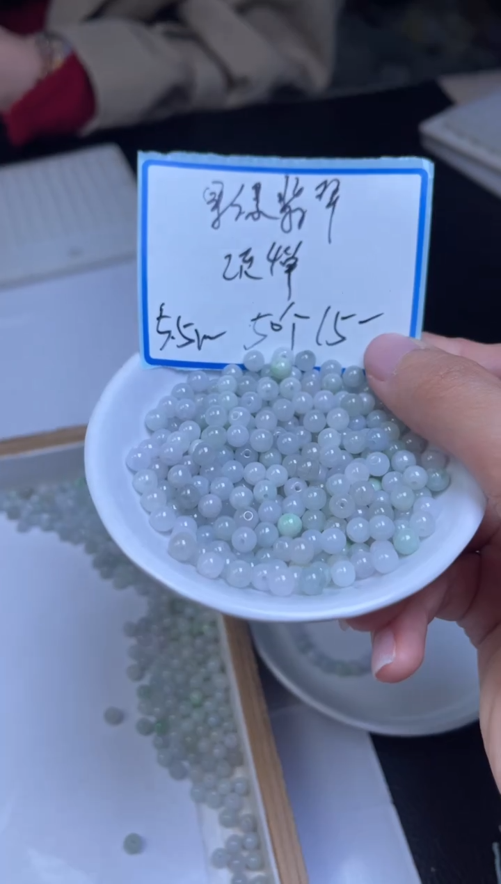 未镶嵌翡翠手饰果绿翡翠 散珠5.5mm50颗15元