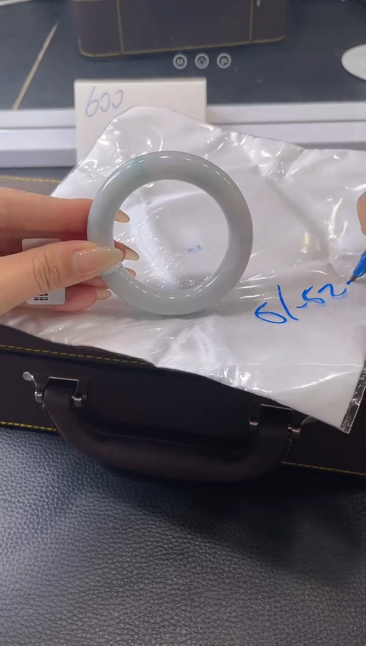 【闪购商品】翡翠手镯未镶嵌手镯