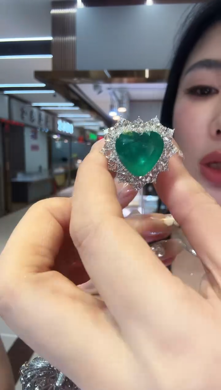 18K金镶嵌戒指祖母绿13.05ct