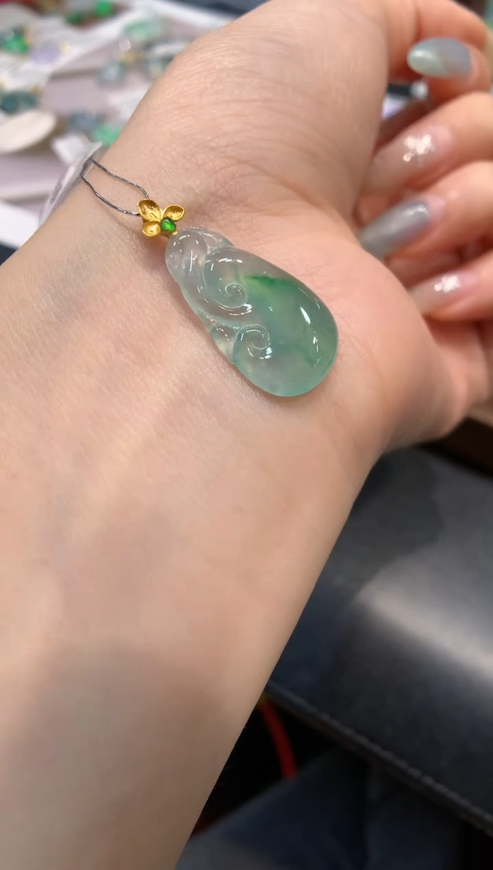 颈饰18K金镶嵌翡翠如意