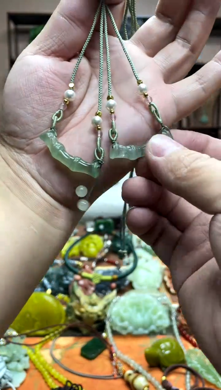 未镶嵌岫玉颈饰多样性发货发其中之一