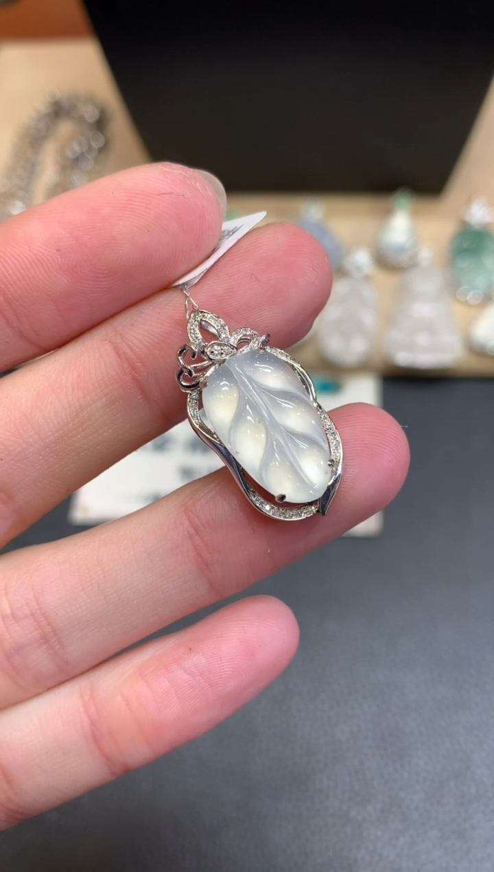 【闪购商品】翡翠颈饰18K金镶嵌叶子【无服务费】