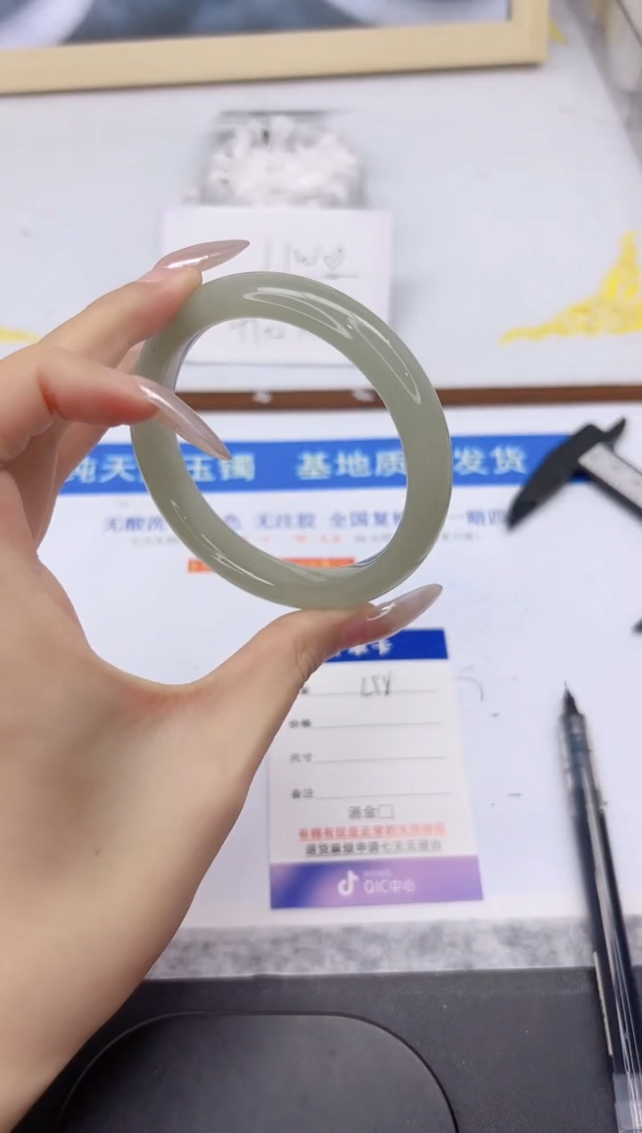 未镶嵌手镯石英质玉L98-60.9