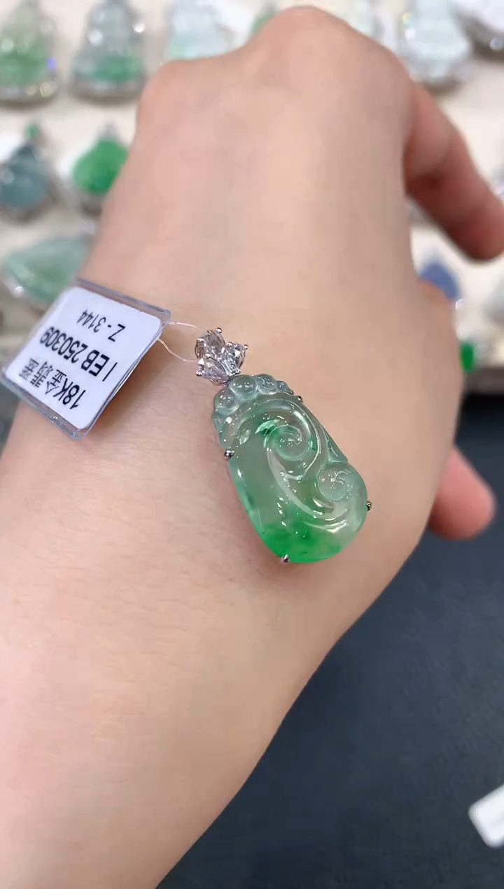 【闪购商品】翡翠吊坠(不含链)18K金镶嵌C66