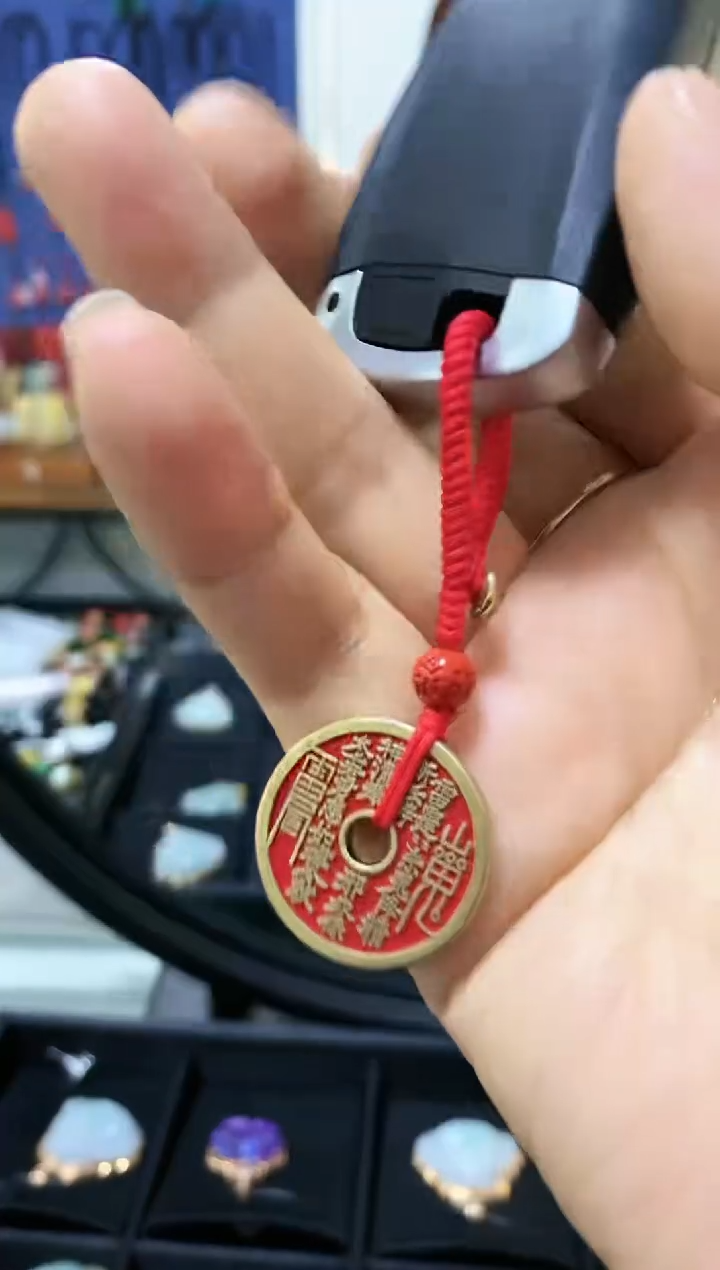 天然辰砂圆牌挂件红色