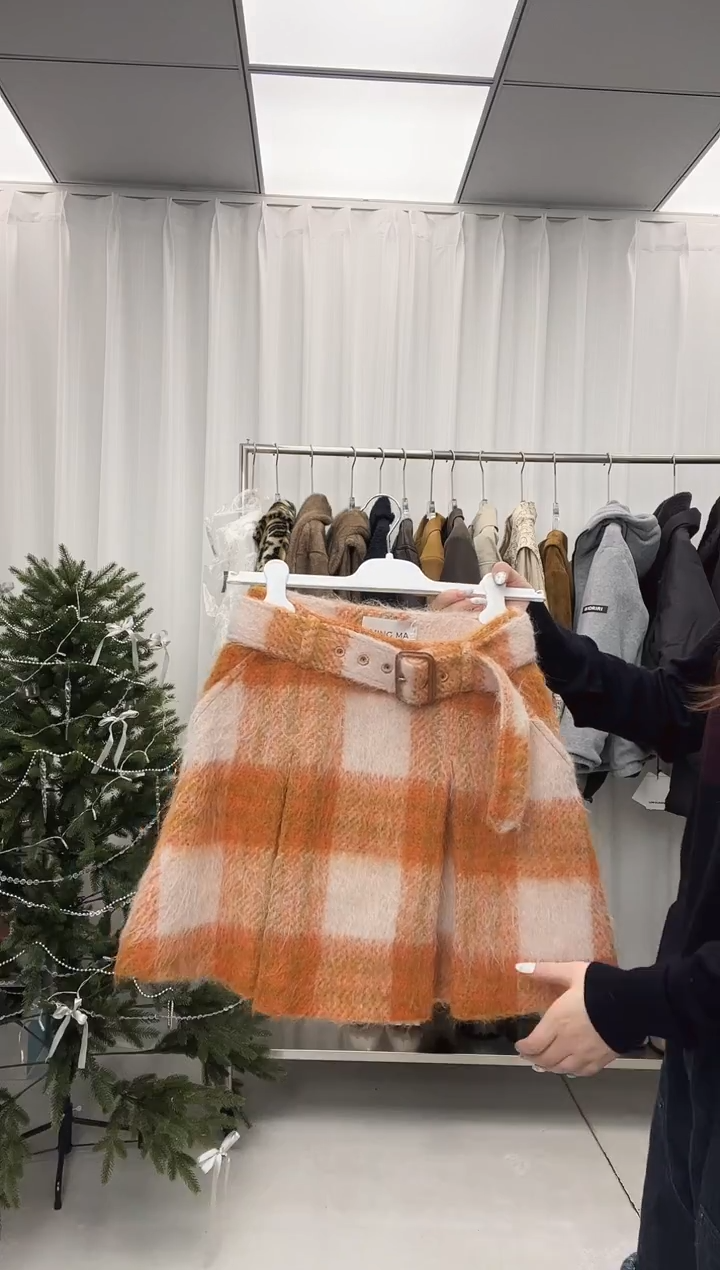 编号069   MINGMA秋冬半裙XS码  400待开价