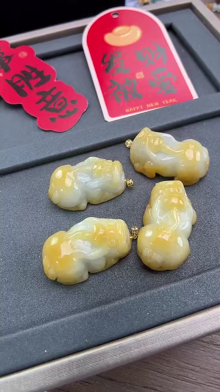 颈饰18K金镶嵌翡翠貔貅 多样性发货