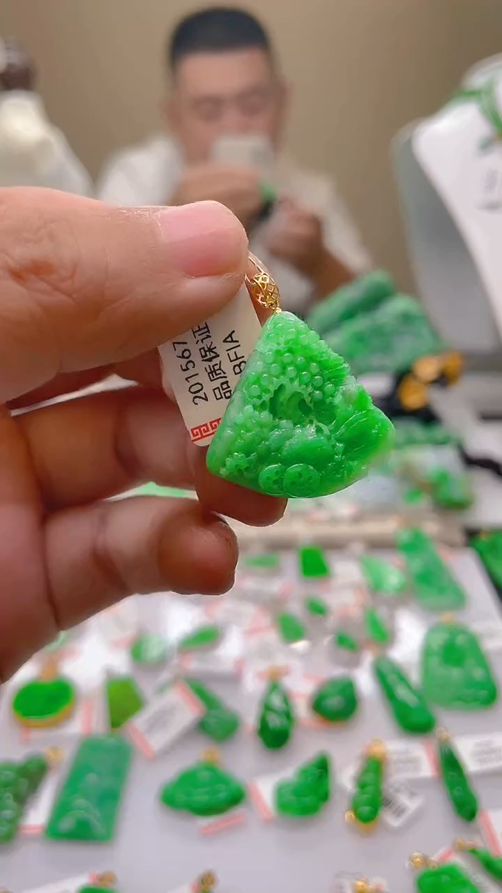 翡翠18K金镶嵌颈饰天然翡翠A货，支持复检