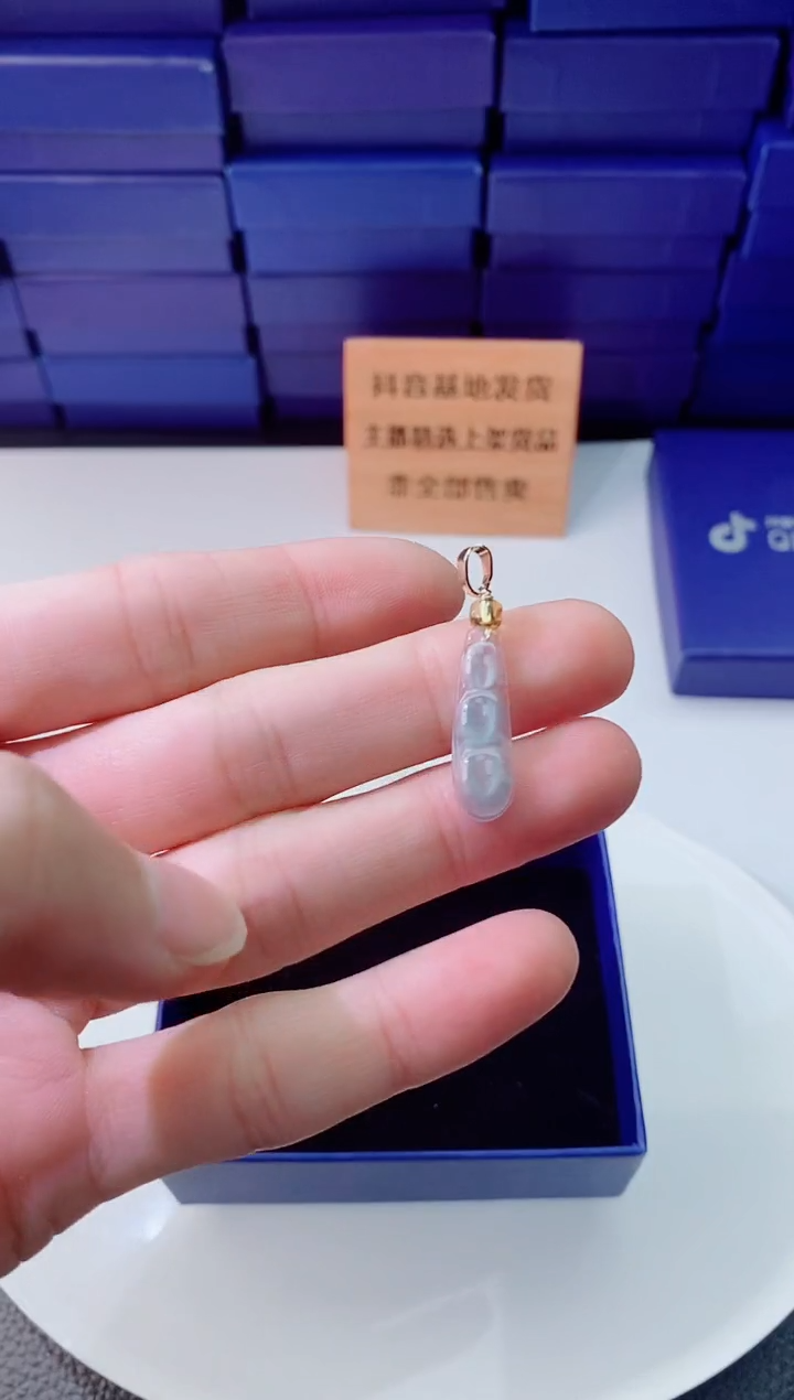 翡翠未镶嵌颈饰         