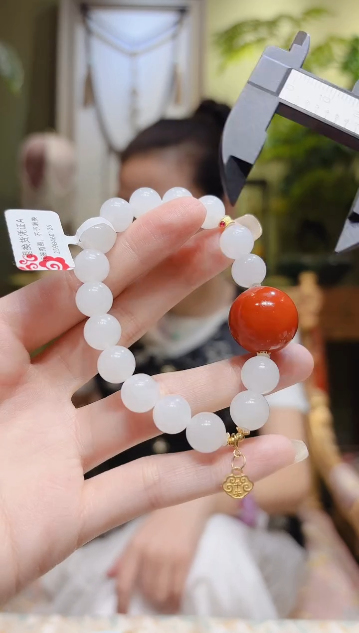 【闪购商品】和田玉手串18K金镶嵌南红顶珠和田玉手串