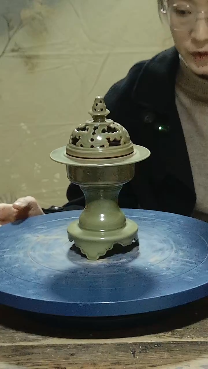 摆件越窑秘色釉熏炉高24公分