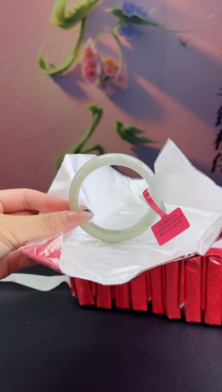 翡翠未镶嵌手镯翡翠手镯(微瑕）
