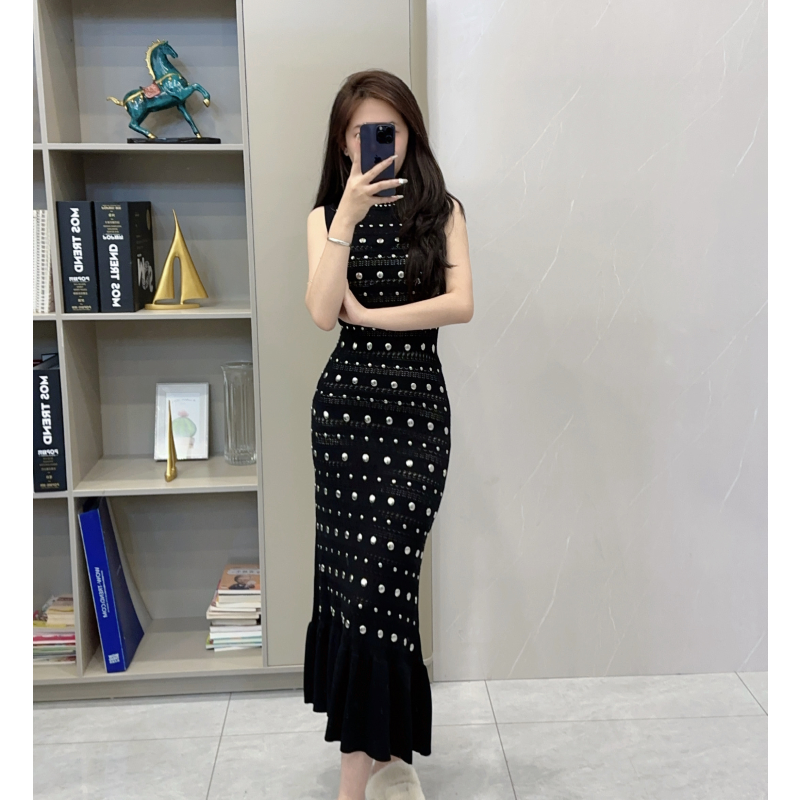 626夏季高端精致气质女神范高级感设计修身黑色无袖波点连衣裙