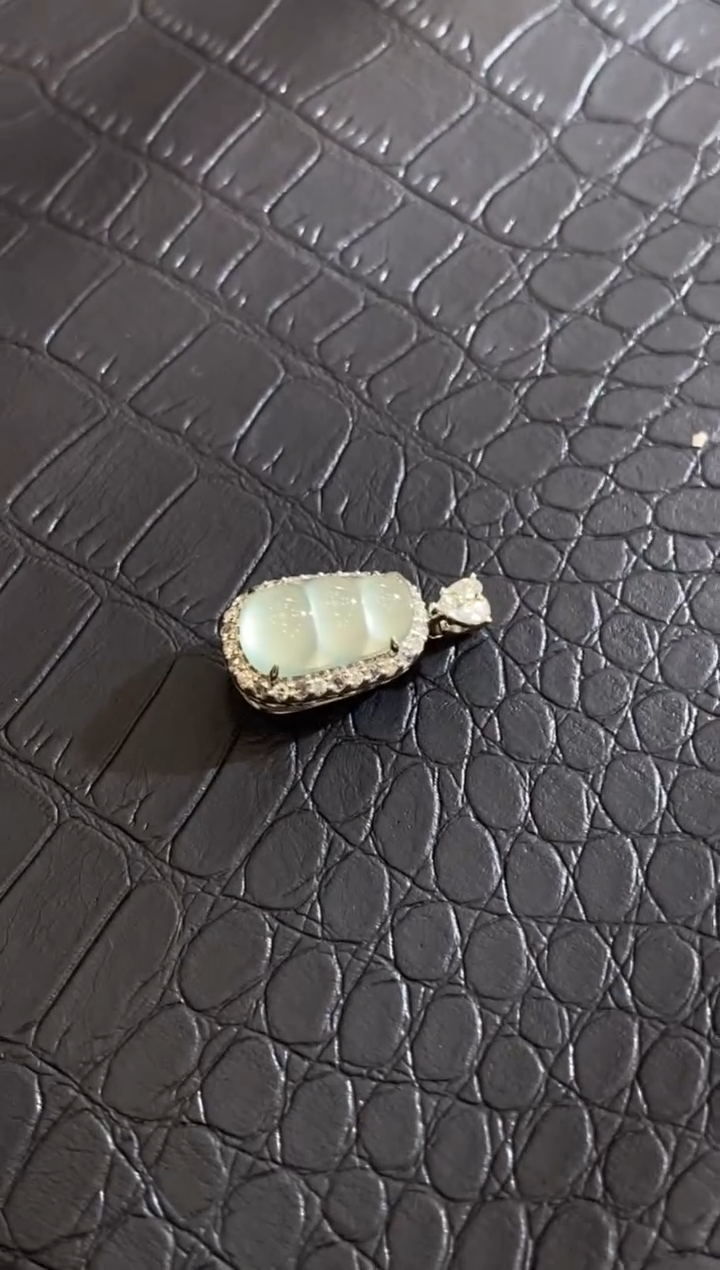 颈饰18K金镶嵌翡翠冻*茶收到货48小时鉴赏期（超时不退不换）