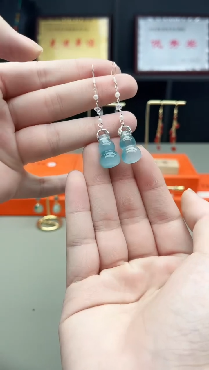 未镶嵌石英质玉（天山翠）耳钉飘花葫芦天山翠