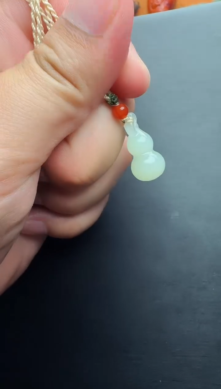 和田玉未镶嵌颈饰葫芦01