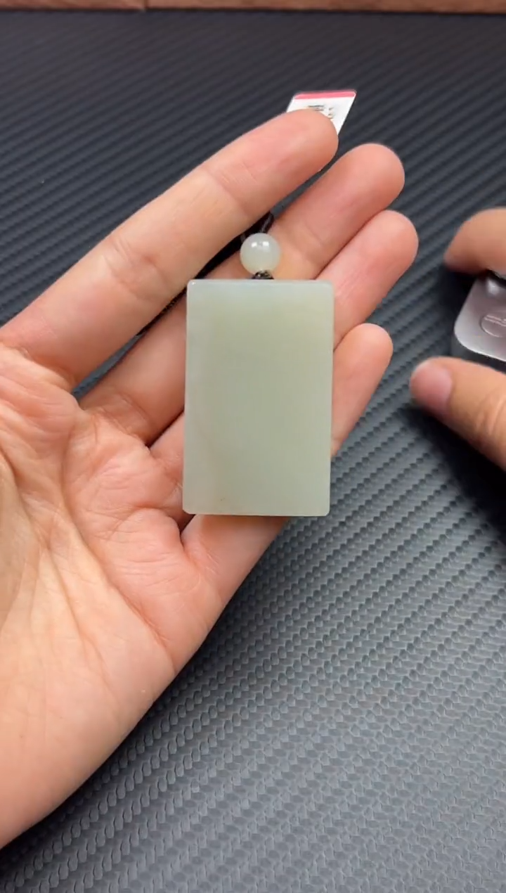 和田玉未镶嵌吊坠(赠链)且末微色差近矿 Sk