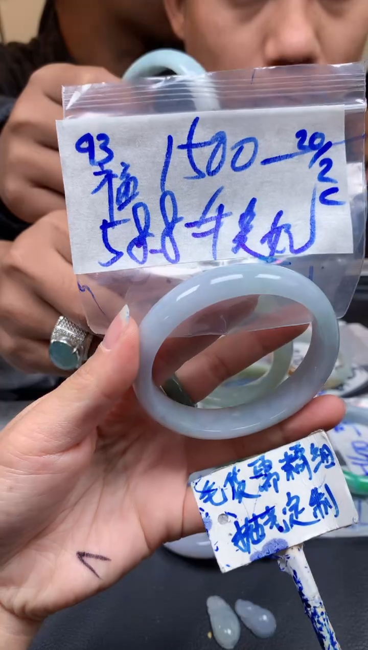 【闪购商品】定制翡翠未镶嵌93毛货需精细抛光手镯多样性拍一发一