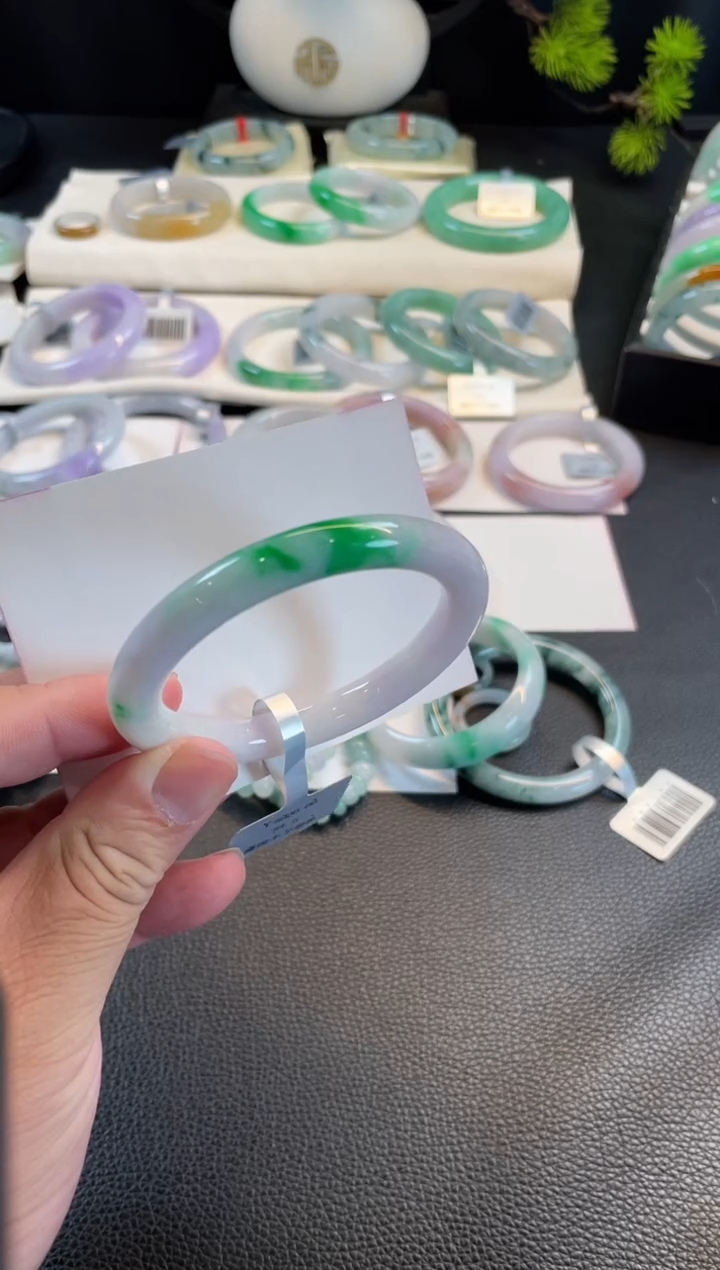 翡翠手镯未镶嵌54.5圆条 有纹