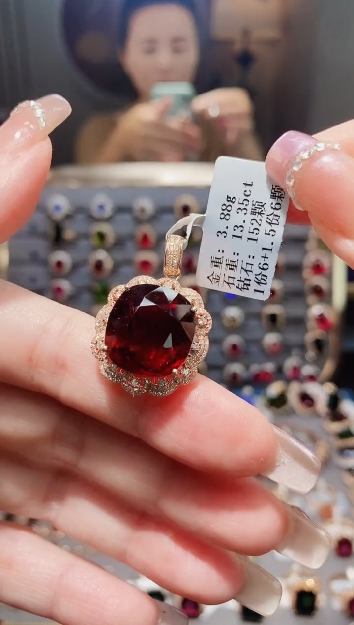 颈饰18K金镶嵌碧玺13.35