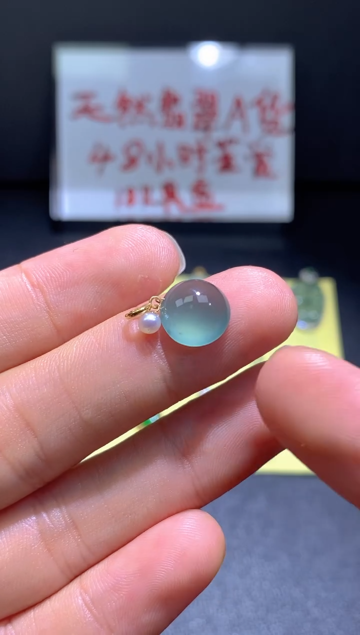 翡翠18K金镶嵌颈饰翡翠吊坠