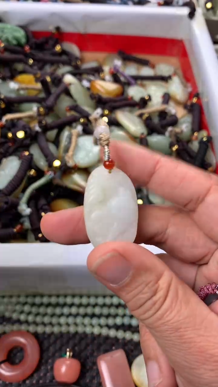 【闪购商品】和田玉颈饰未镶嵌多样性发货没有证书.拍一发一，有瑕