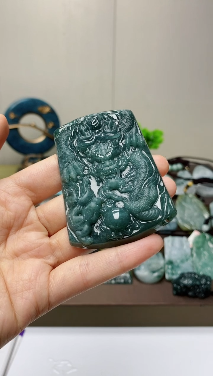 翡翠未镶嵌颈饰          