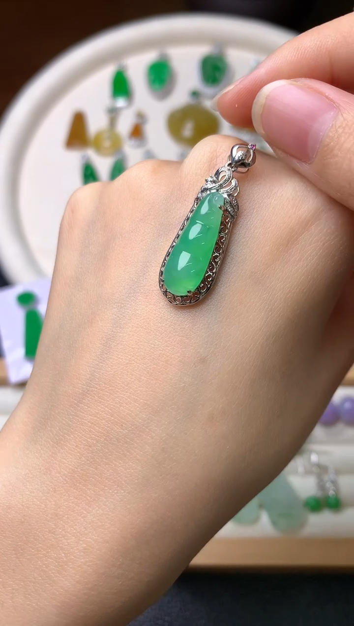 【闪购商品】翡翠吊坠(赠链)18K金镶嵌吊坠