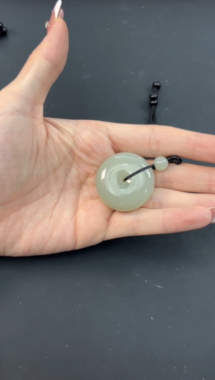 【闪购商品】和田玉吊坠(赠链)未镶嵌且末微色差近矿平安扣