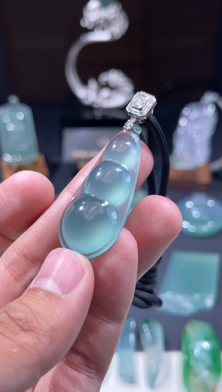 颈饰18K金镶嵌翡翠佳佳翡翠福豆吊坠29w