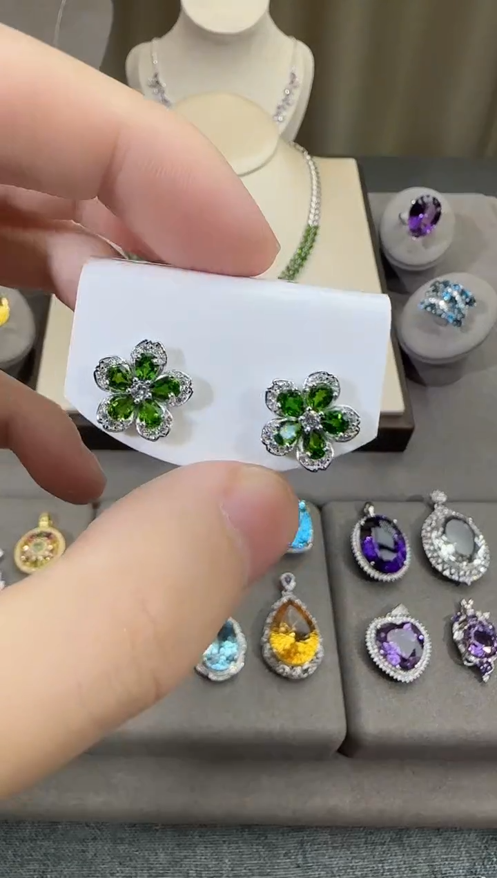 银S925镶嵌透辉石耳钉13mm繁花设计款