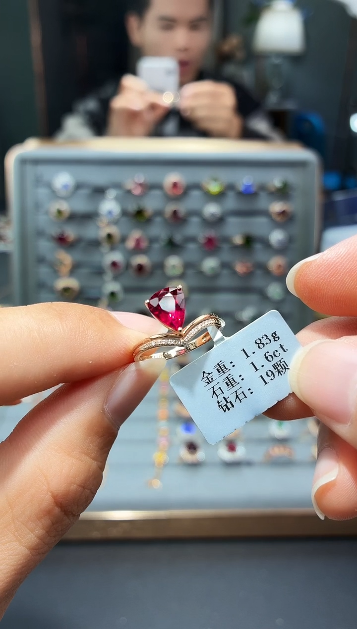 18K金镶嵌戒指碧玺1.6..